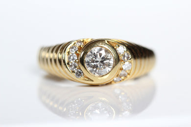 Curvy Ribbed Diamond Band