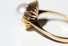 Load image into Gallery viewer, Sunburst Pearl Solitaire Ring
